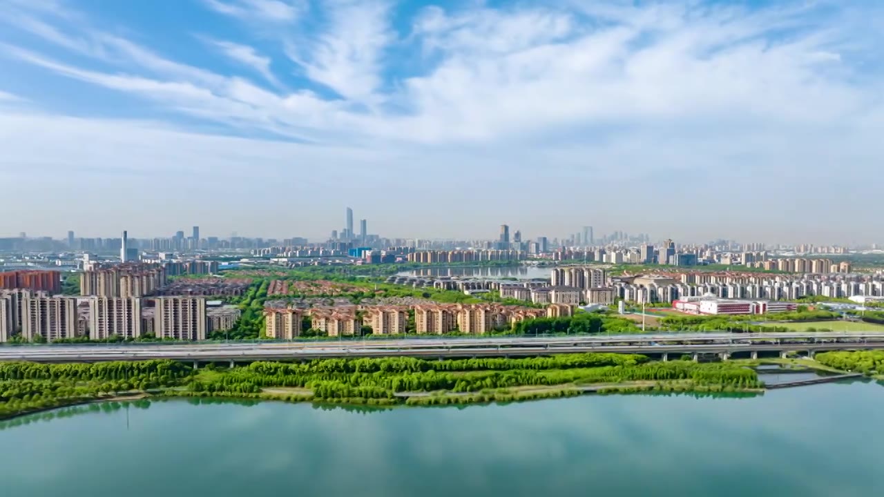 苏州阳澄湖远眺蓝天白云下的城市风景航拍延时视频素材