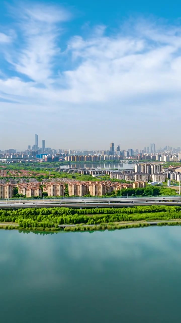 苏州阳澄湖远眺蓝天白云下的城市风景航拍延时视频素材