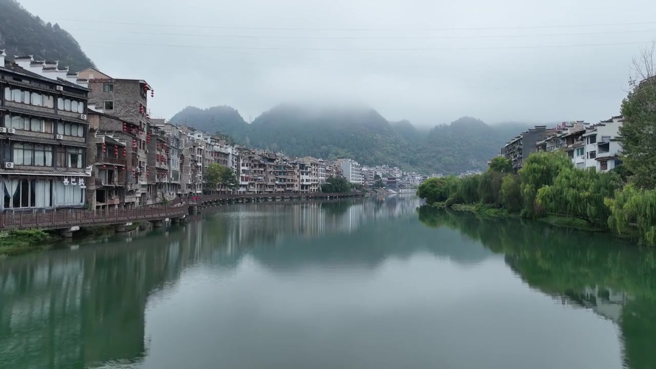 晨雾里的镇远古城视频下载