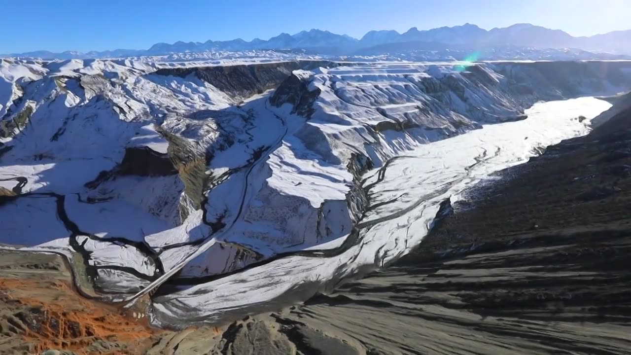 有云雾和雪的新疆安集海大峡谷视频素材