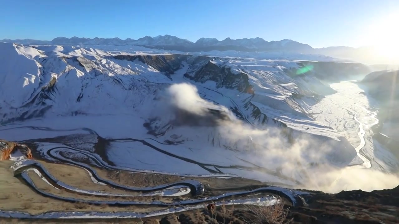 有云雾和雪的新疆安集海大峡谷视频素材