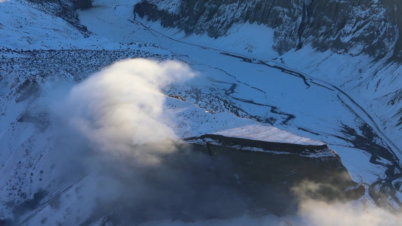 有云雾和雪的新疆安集海大峡谷视频素材