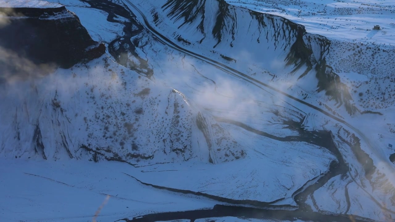 有云雾和雪的新疆安集海大峡谷视频下载