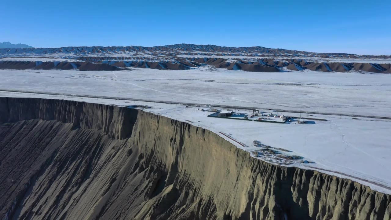 蓝天下有雪和云雾的新疆安集海大峡谷视频素材