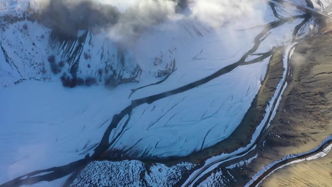 蓝天下有雪和云雾的新疆安集海大峡谷视频下载