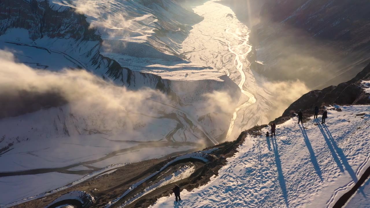 蓝天下有雪和云雾的新疆安集海大峡谷视频素材