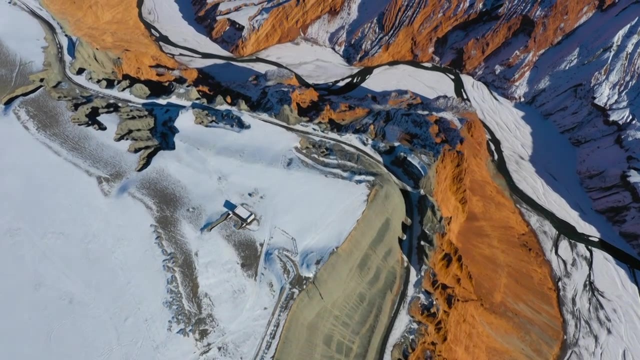 蓝天下有雪和云雾的新疆安集海大峡谷视频素材