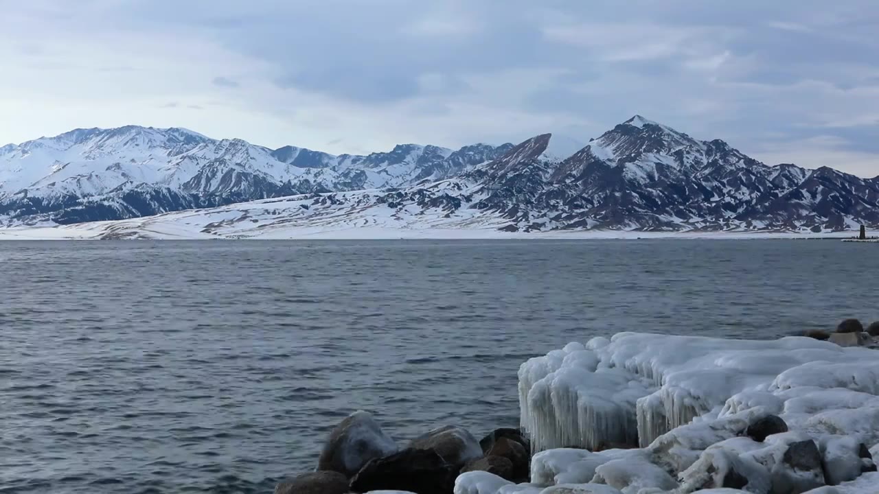 冬天结冰的新疆赛里木湖视频素材