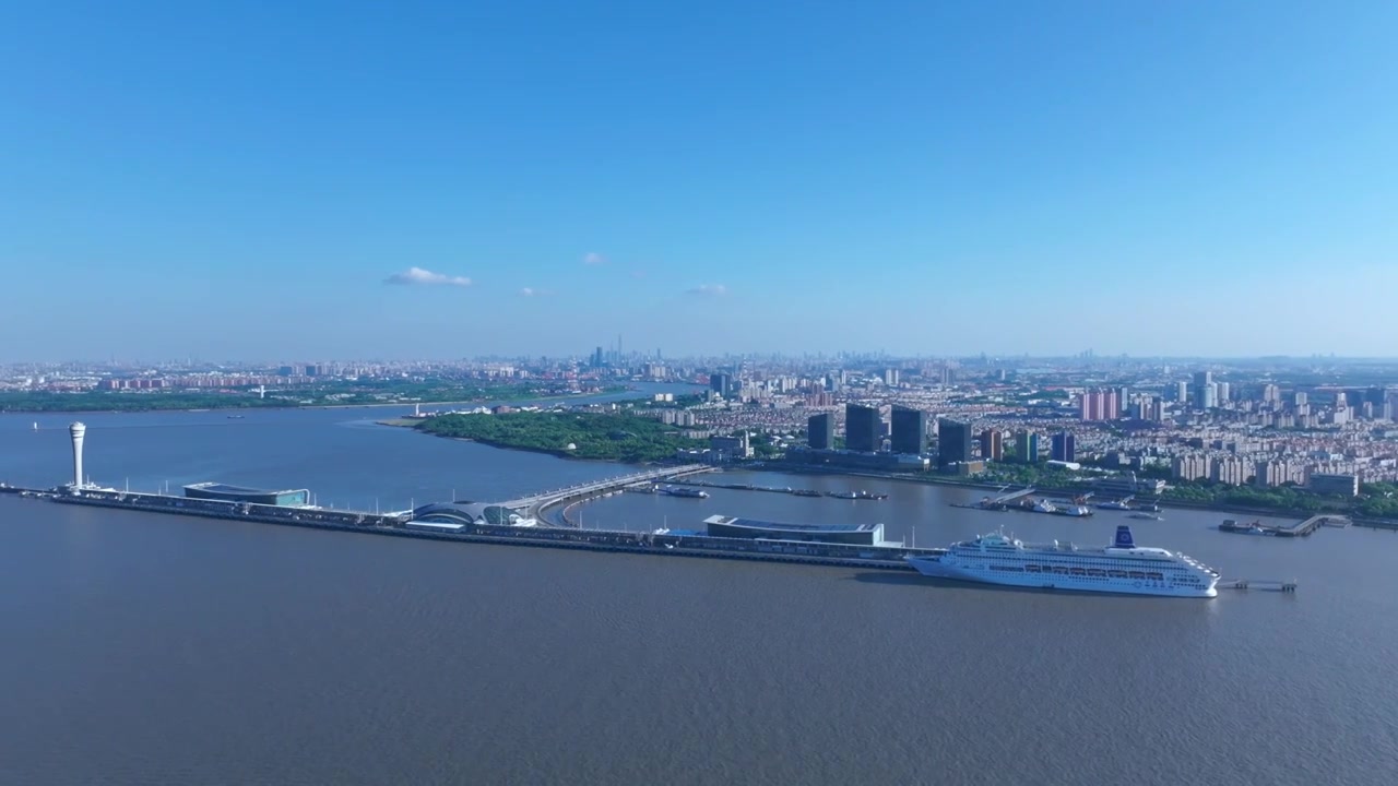 航拍上海市宝山区吴淞口港口码头邮轮视频素材