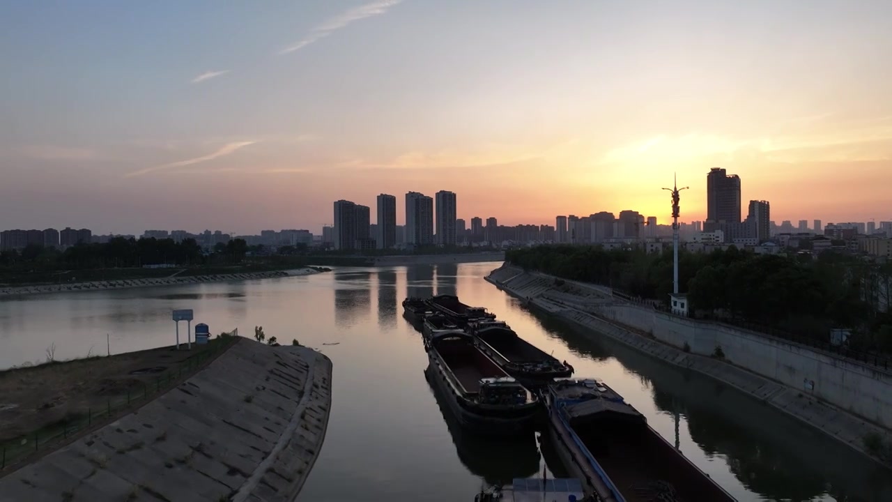 周口沙颍河船闸与货船日出场景视频素材