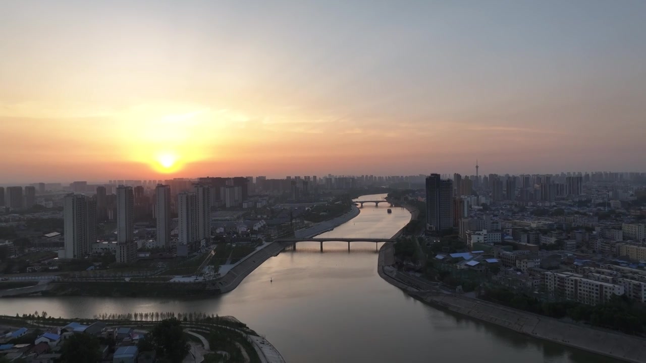 高视角后退航拍周口沙颍河贾鲁河交叉口城市天际线视频素材