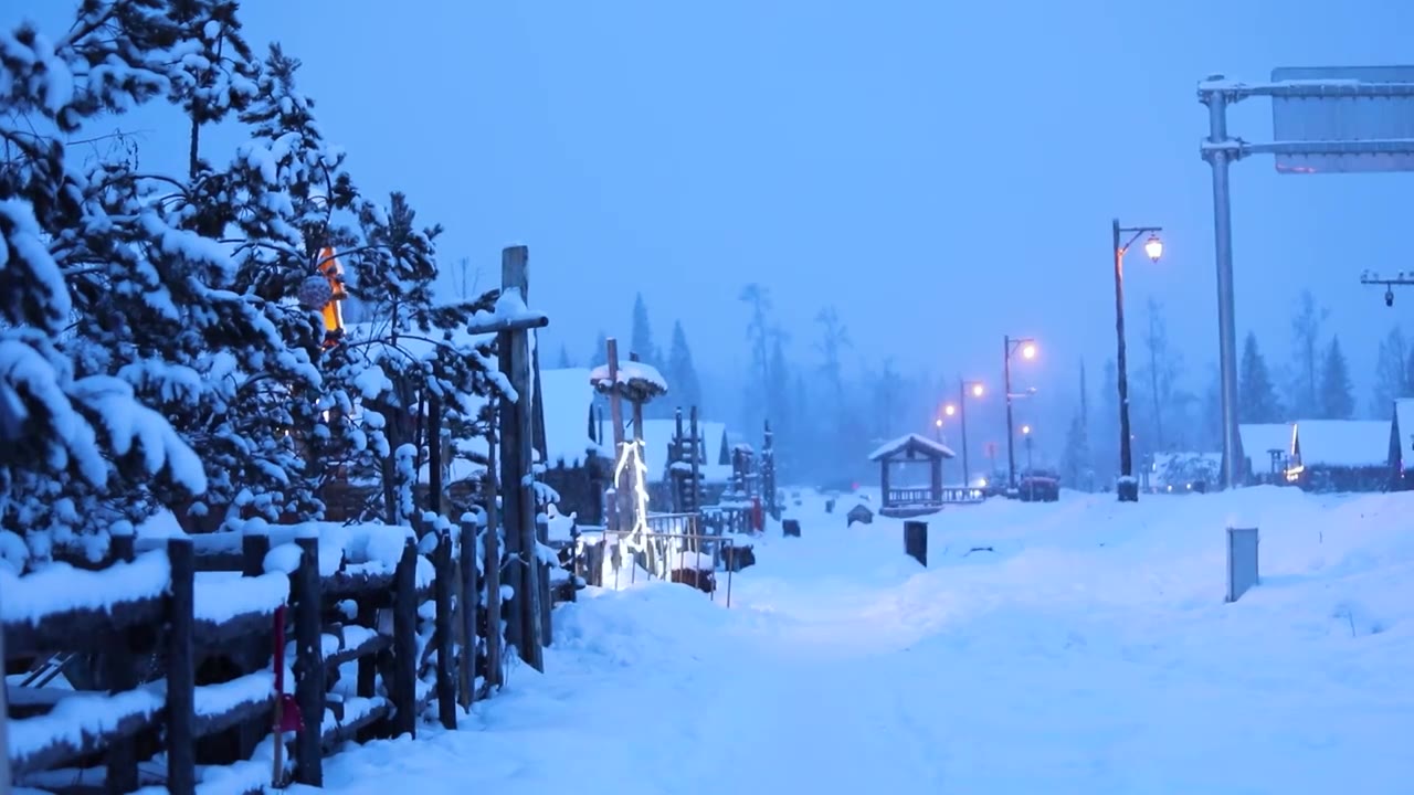 新疆喀纳斯小镇傍晚的大雪视频素材