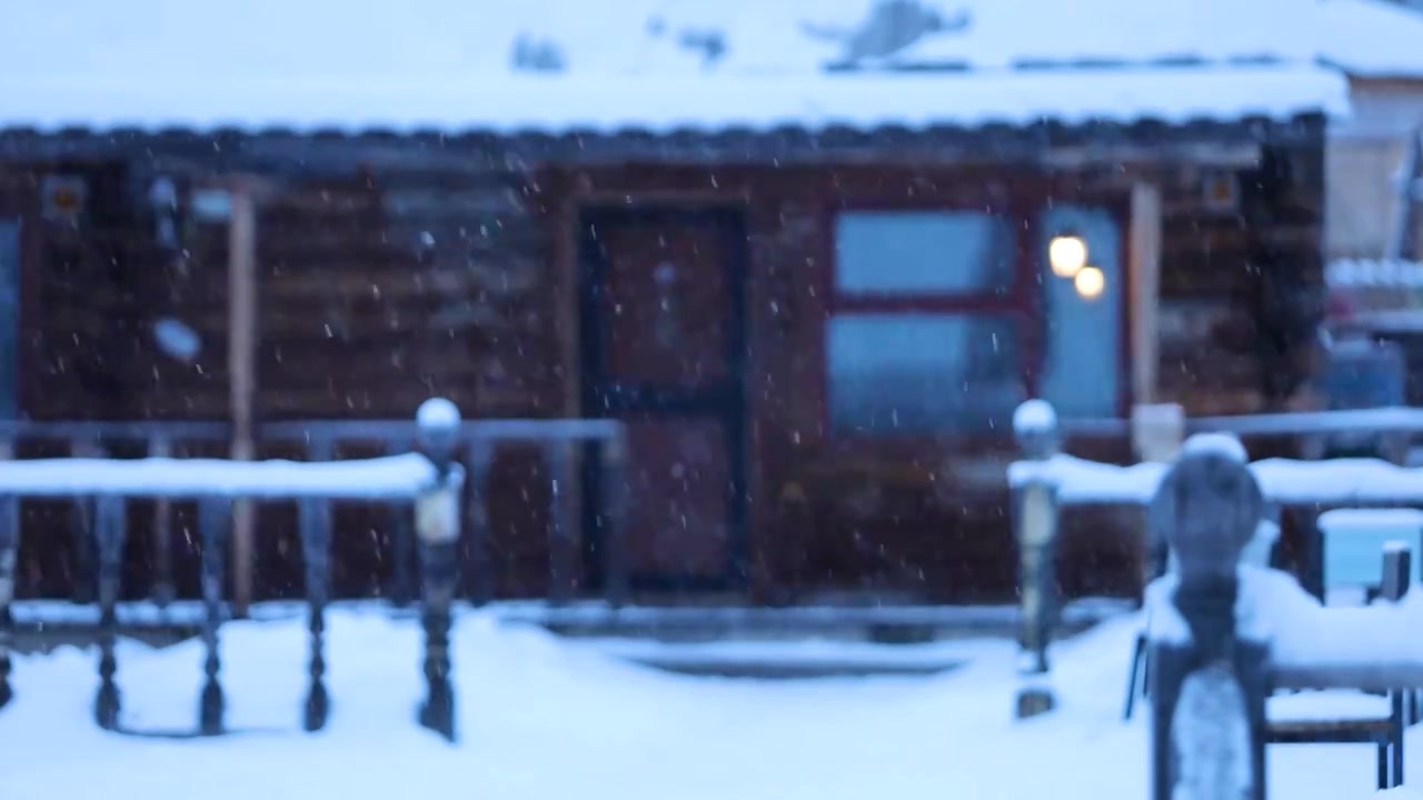 大雪里的新疆喀纳斯小镇的木屋视频素材