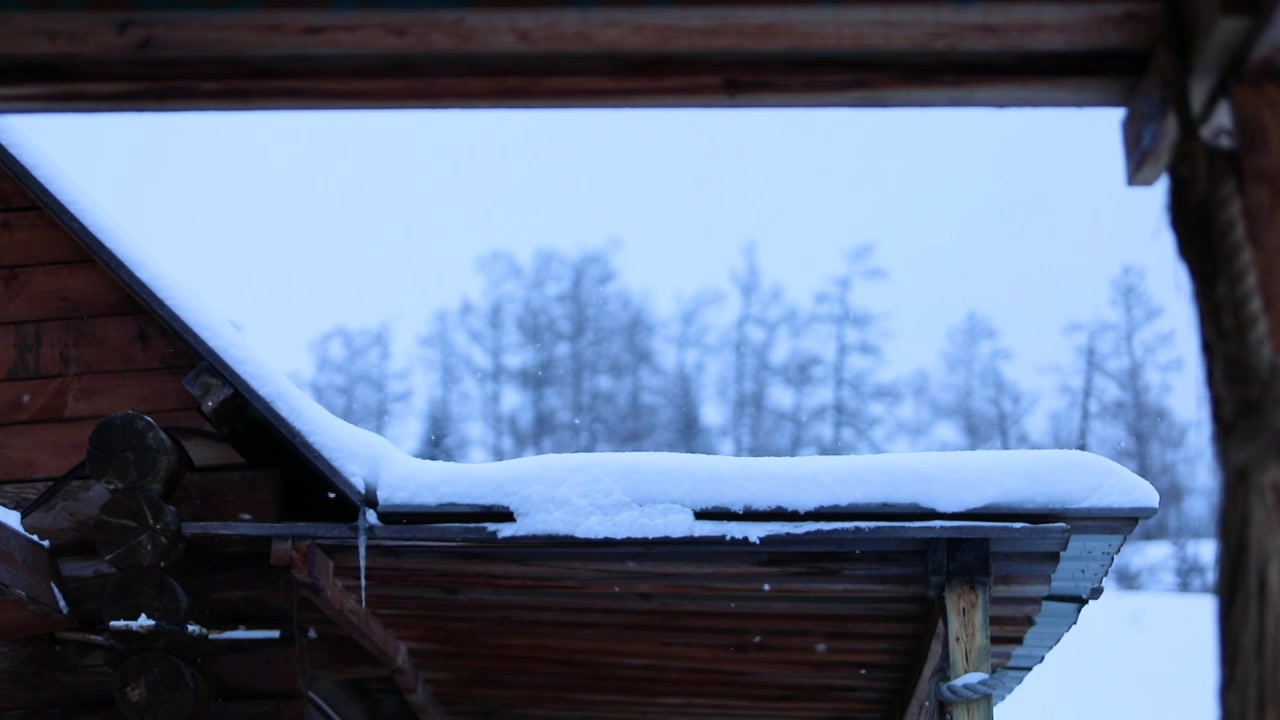 大雪里的新疆喀纳斯小镇的木屋视频素材