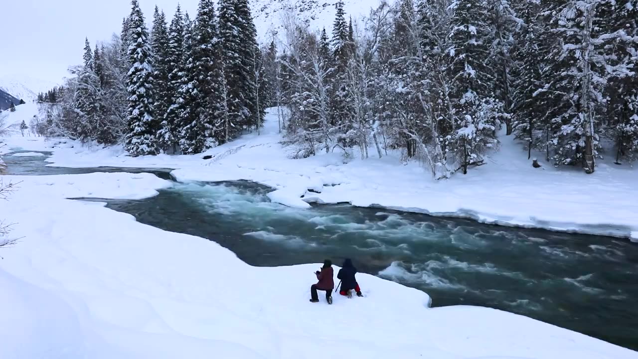 冬天新疆喀纳斯河的雪景视频素材