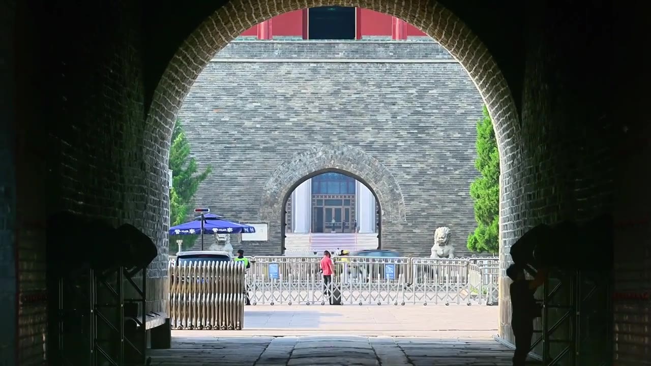 北京前门正阳门城门大门洞车来车往视频素材