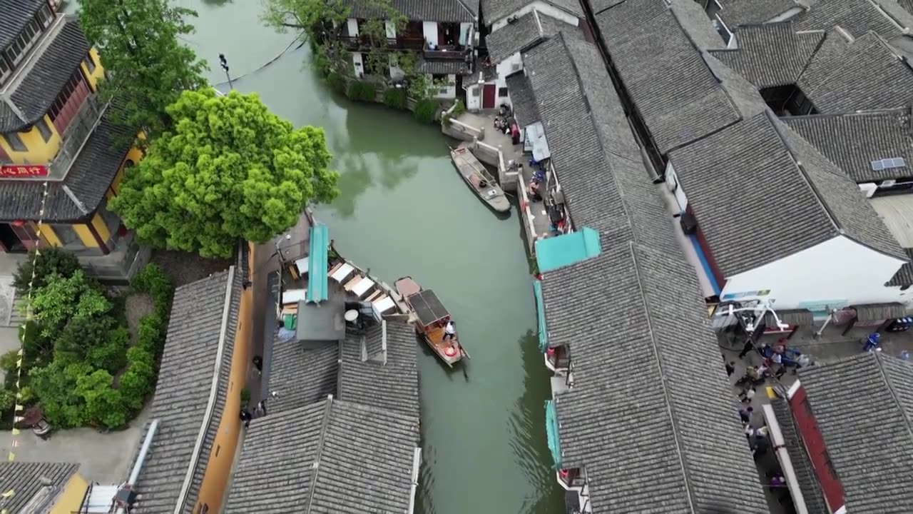 江南水乡古镇鸟瞰，划船视频素材