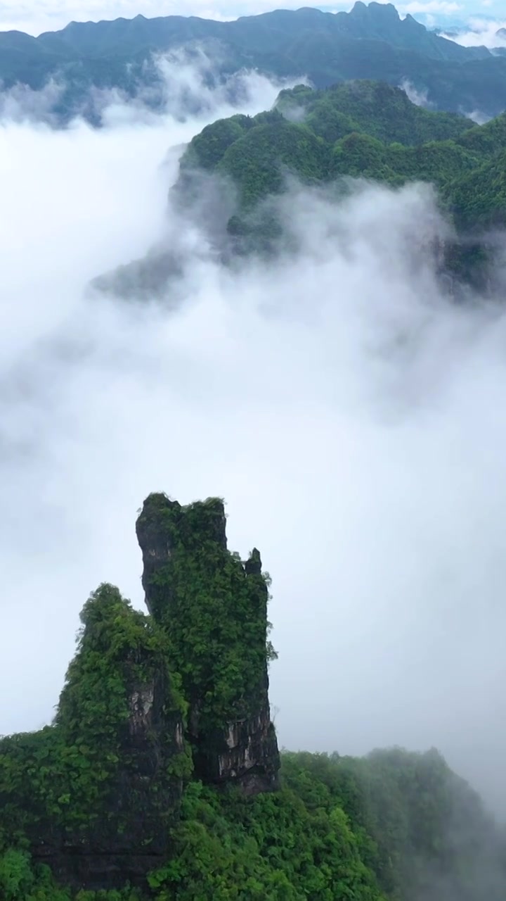 航拍湖南湘西保靖县吕洞山晨曦云海风光视频素材