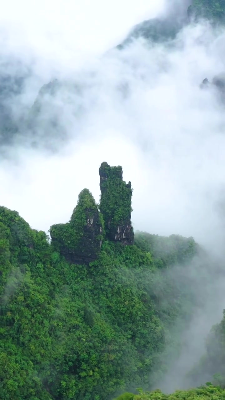 航拍湖南湘西保靖县吕洞山晨曦云海风光视频素材