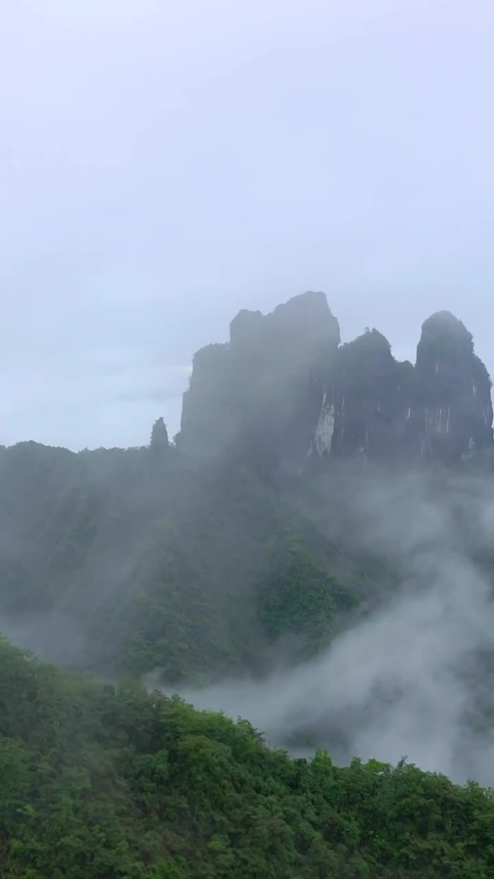 航拍湖南湘西保靖县吕洞山晨曦云海风光视频素材