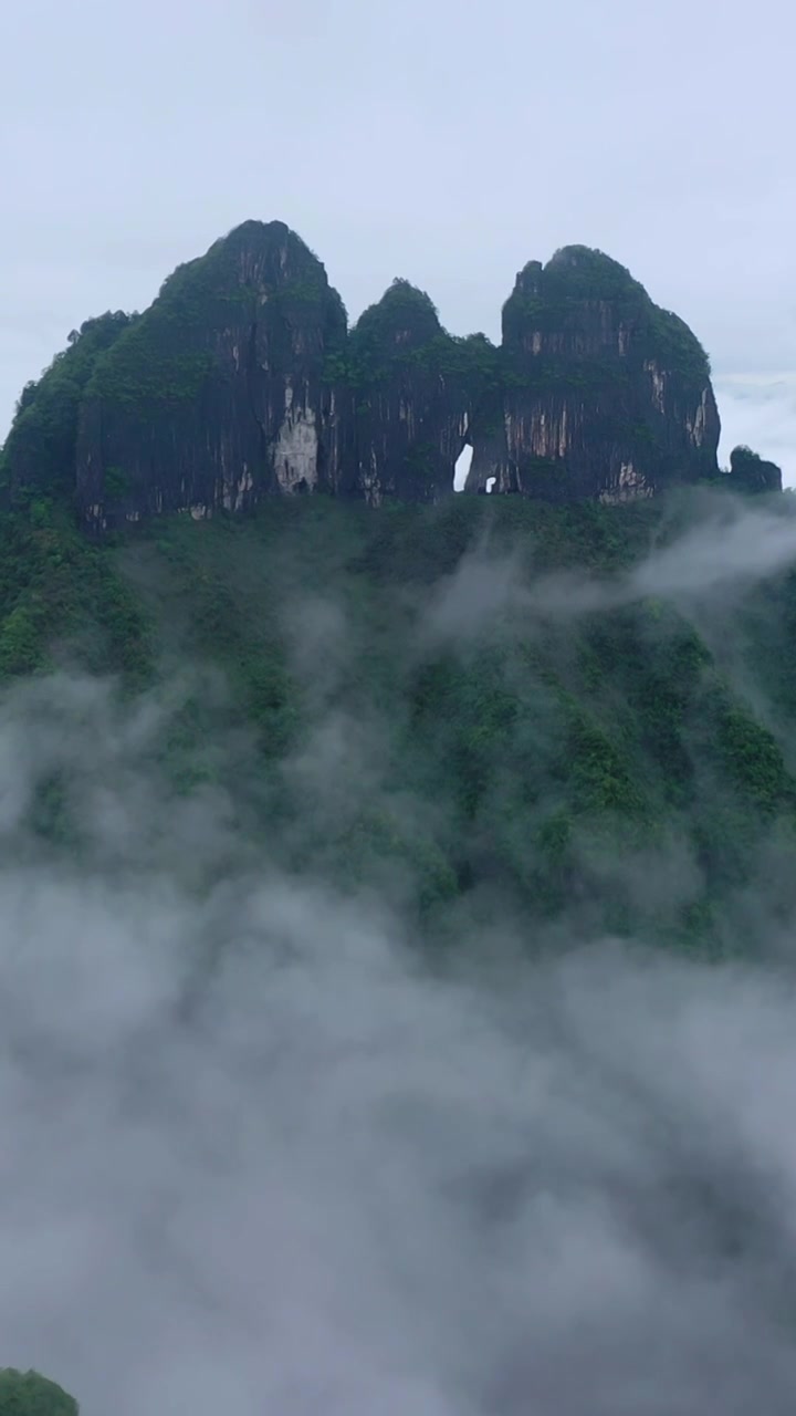 航拍湖南湘西保靖县吕洞山晨曦云海风光视频素材