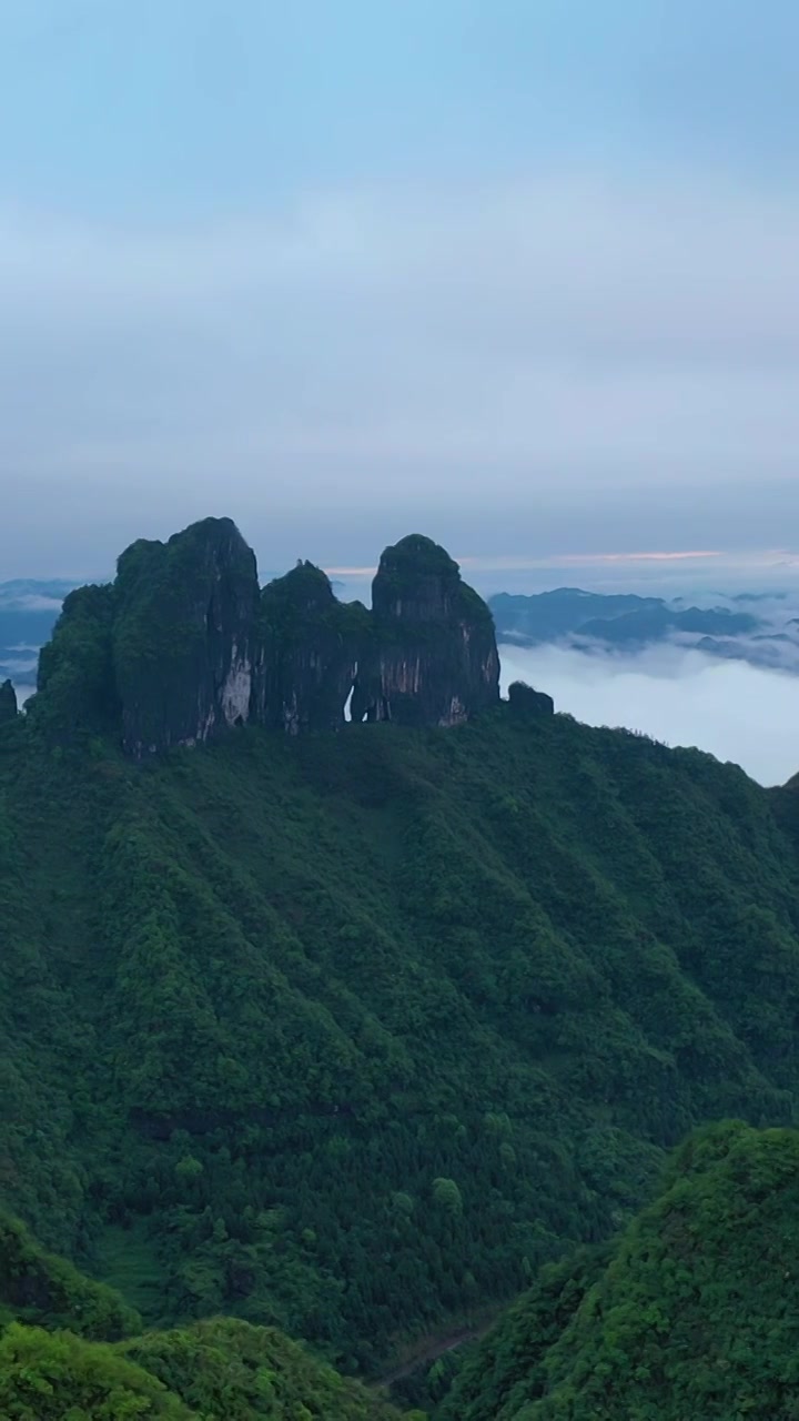 航拍湖南湘西保靖县吕洞山晨曦云海风光视频素材