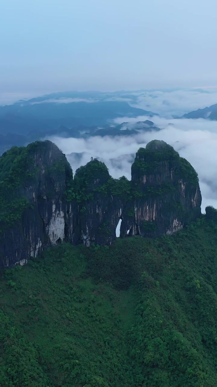 航拍湖南湘西保靖县吕洞山晨曦云海风光视频素材