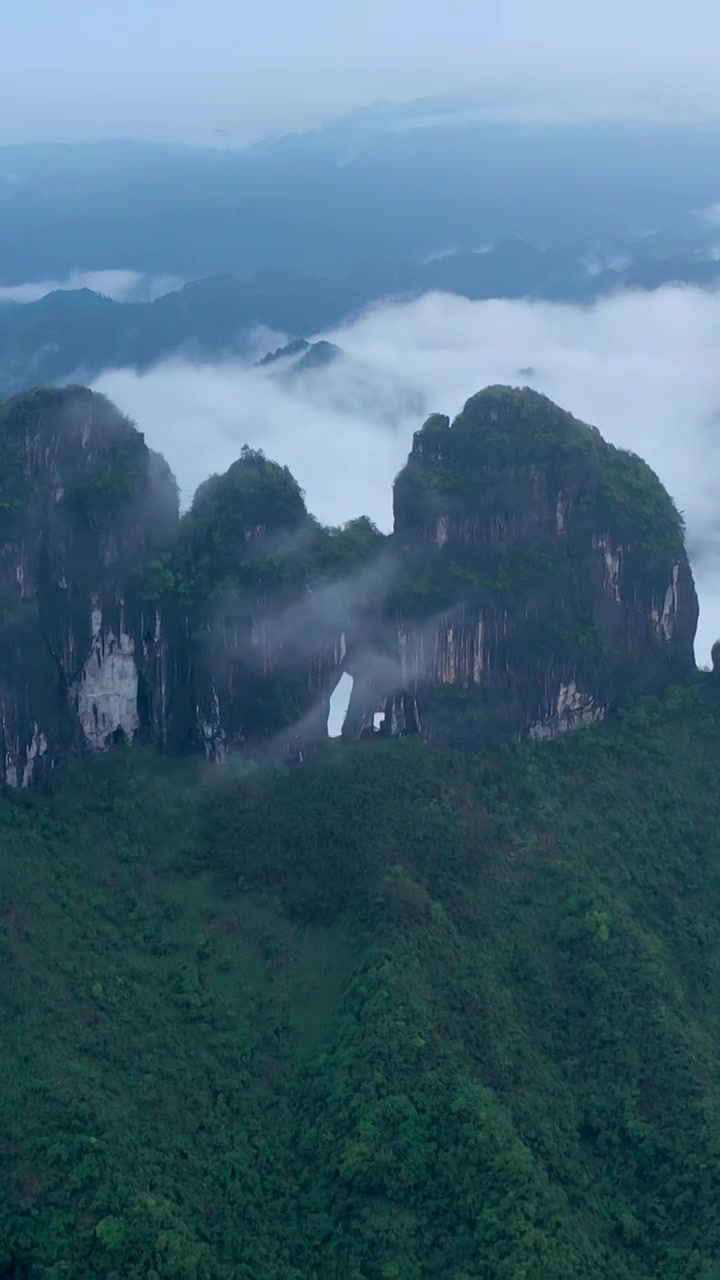 航拍湖南湘西保靖县吕洞山晨曦云海风光视频素材