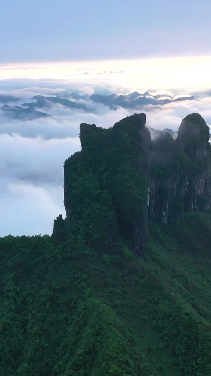 航拍湖南湘西保靖县吕洞山晨曦云海风光视频素材