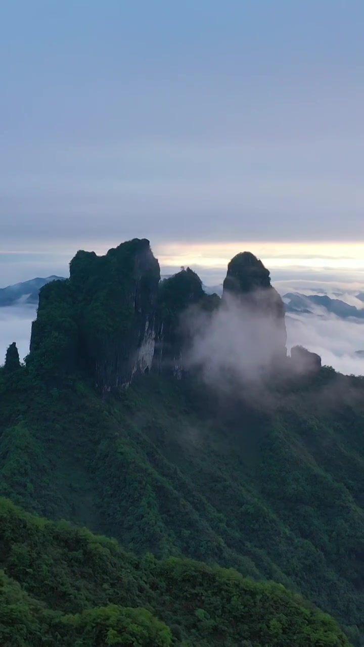 航拍湖南湘西保靖县吕洞山晨曦云海风光视频素材