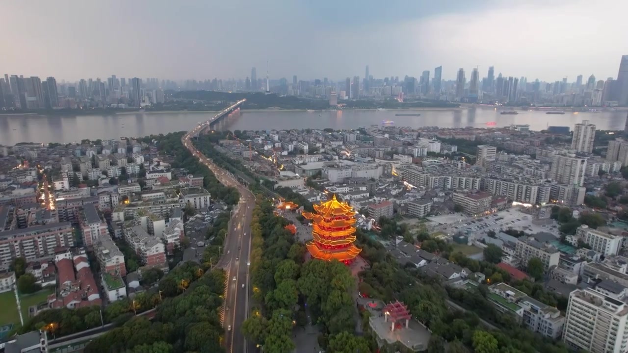 中国湖北省武汉市长江大桥黄鹤楼夜景夜航拍视频素材