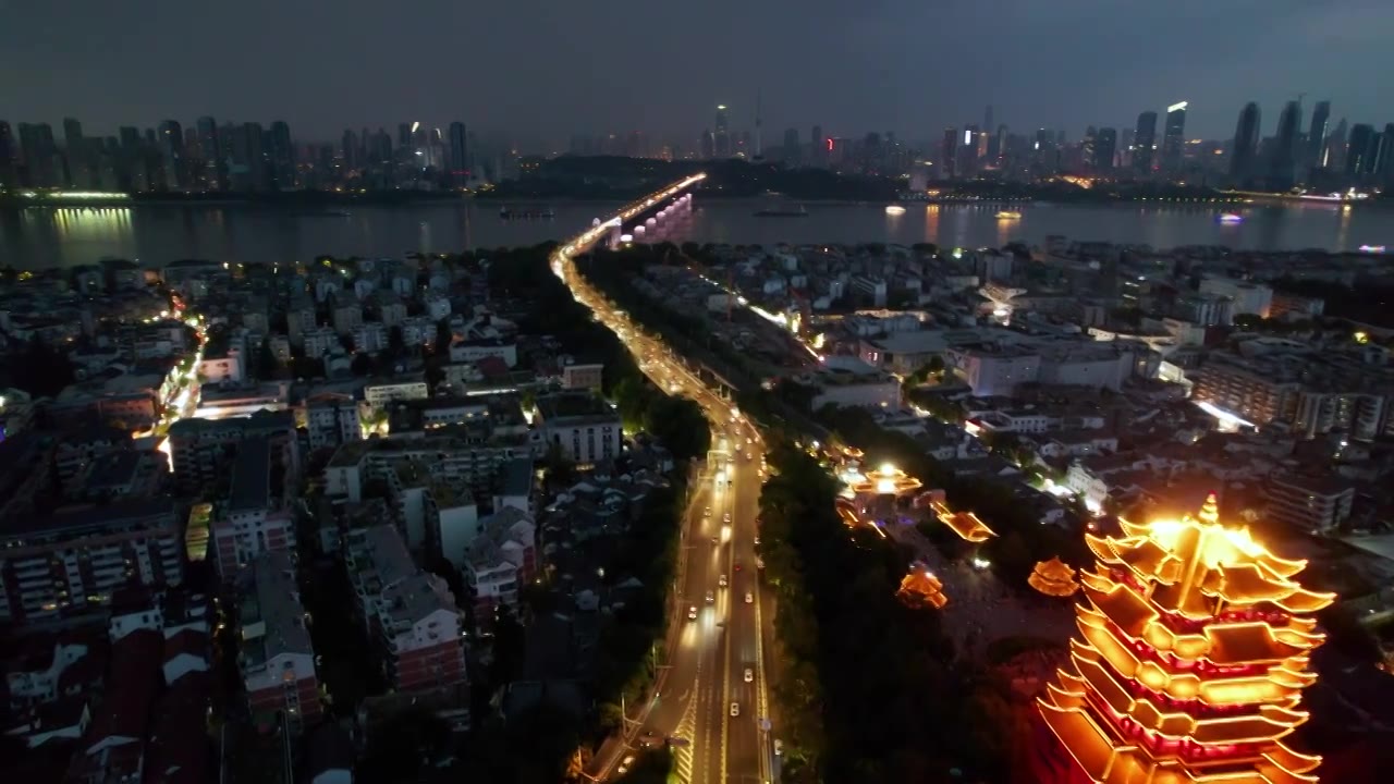 中国湖北省武汉市长江大桥黄鹤楼夜景夜航拍视频素材