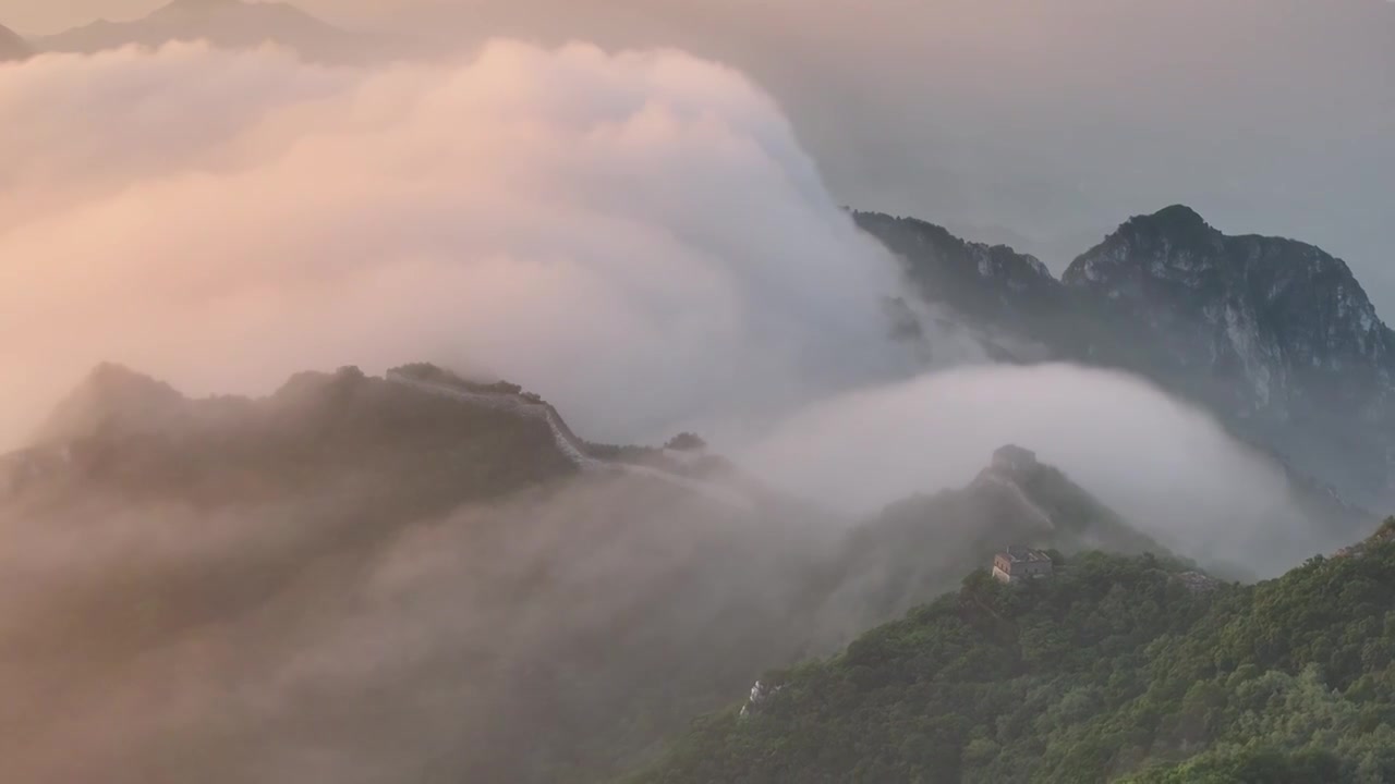 20240520箭扣长城雨后日出云海视频素材