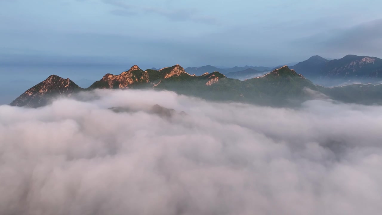 20240520箭扣长城雨后日出云海视频素材