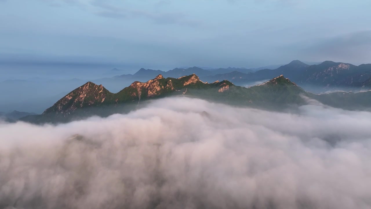 20240520箭扣长城雨后日出云海视频素材