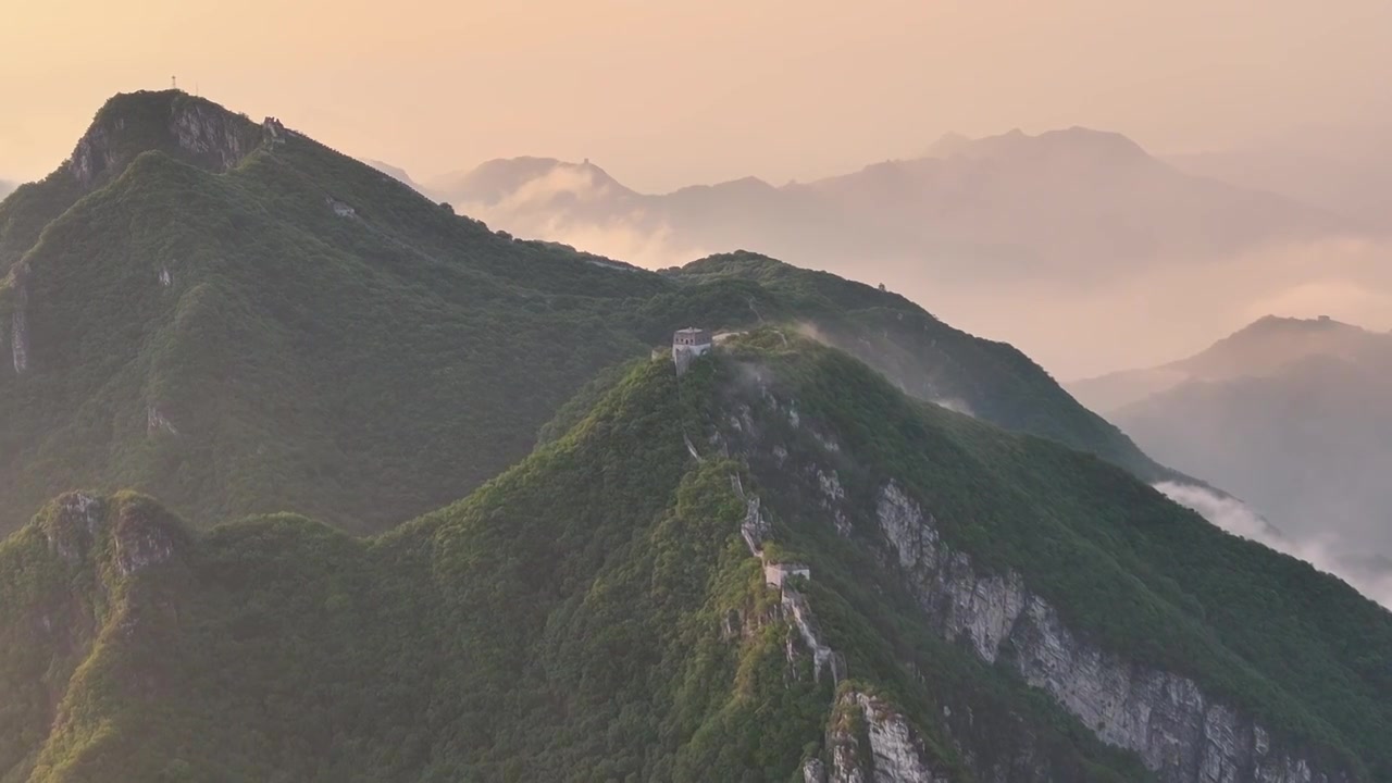 20240520箭扣长城雨后日出云海视频素材