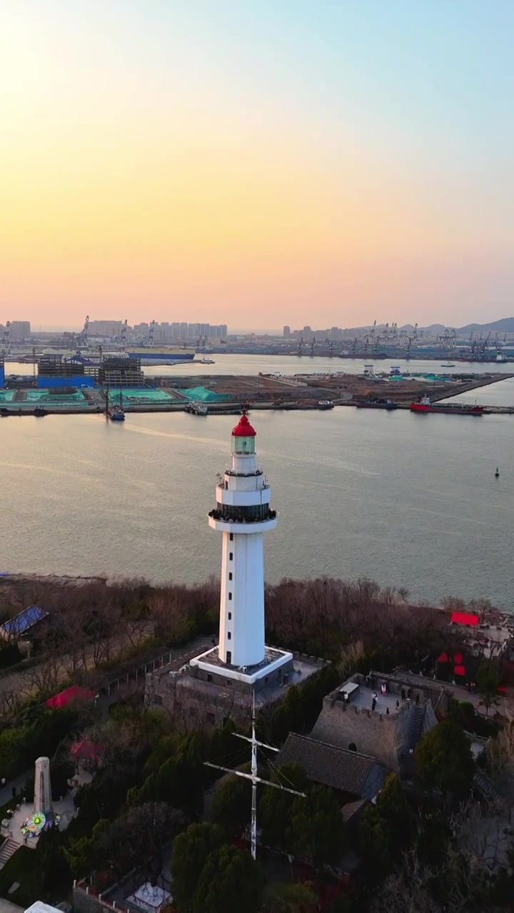 山东烟台烟台山景区灯塔航拍视频素材