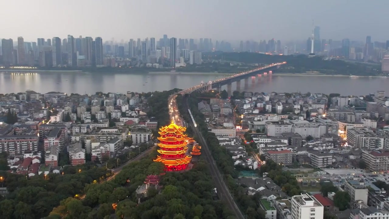 中国湖北省武汉市长江大桥黄鹤楼夜景夜航拍视频素材