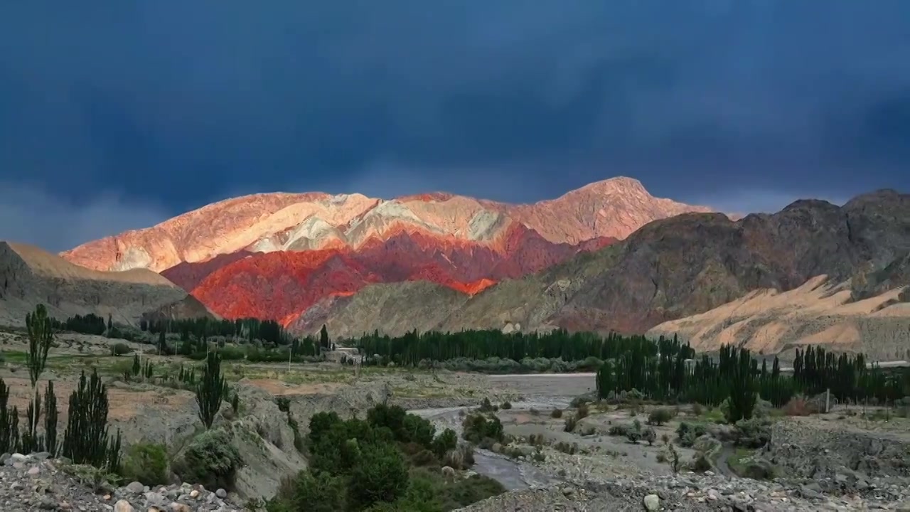 乌云笼罩下的红山峡谷视频下载