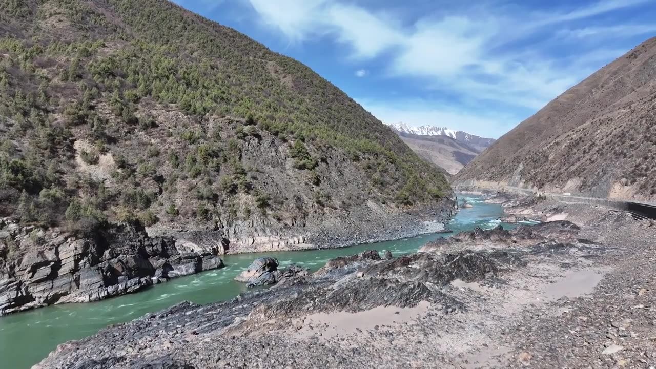 远处雪山高耸近处金沙江川流不息视频素材