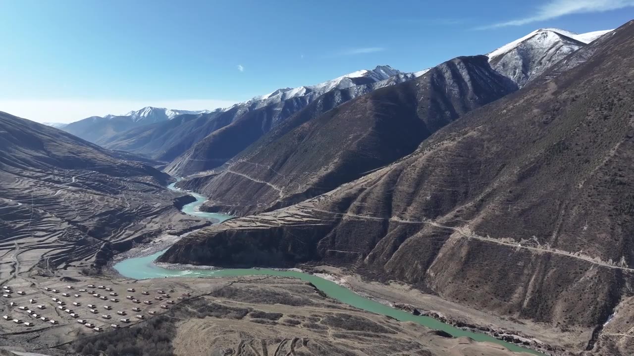 雪山下的金沙江蜿蜒曲折视频素材