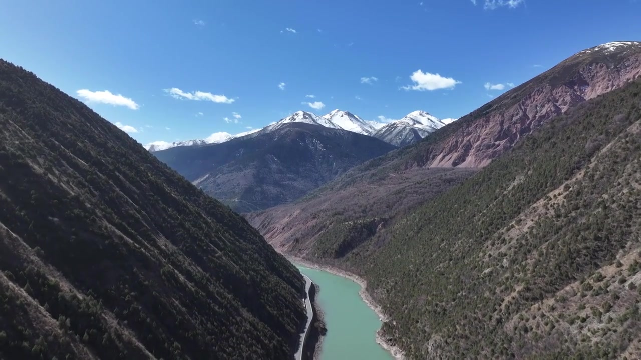 雪山峡谷和金沙江边的道路视频素材