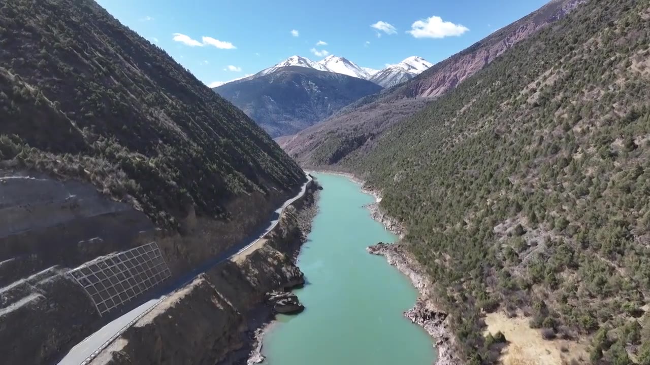 雪山峡谷间的金沙江边有一条道路通向远方视频素材