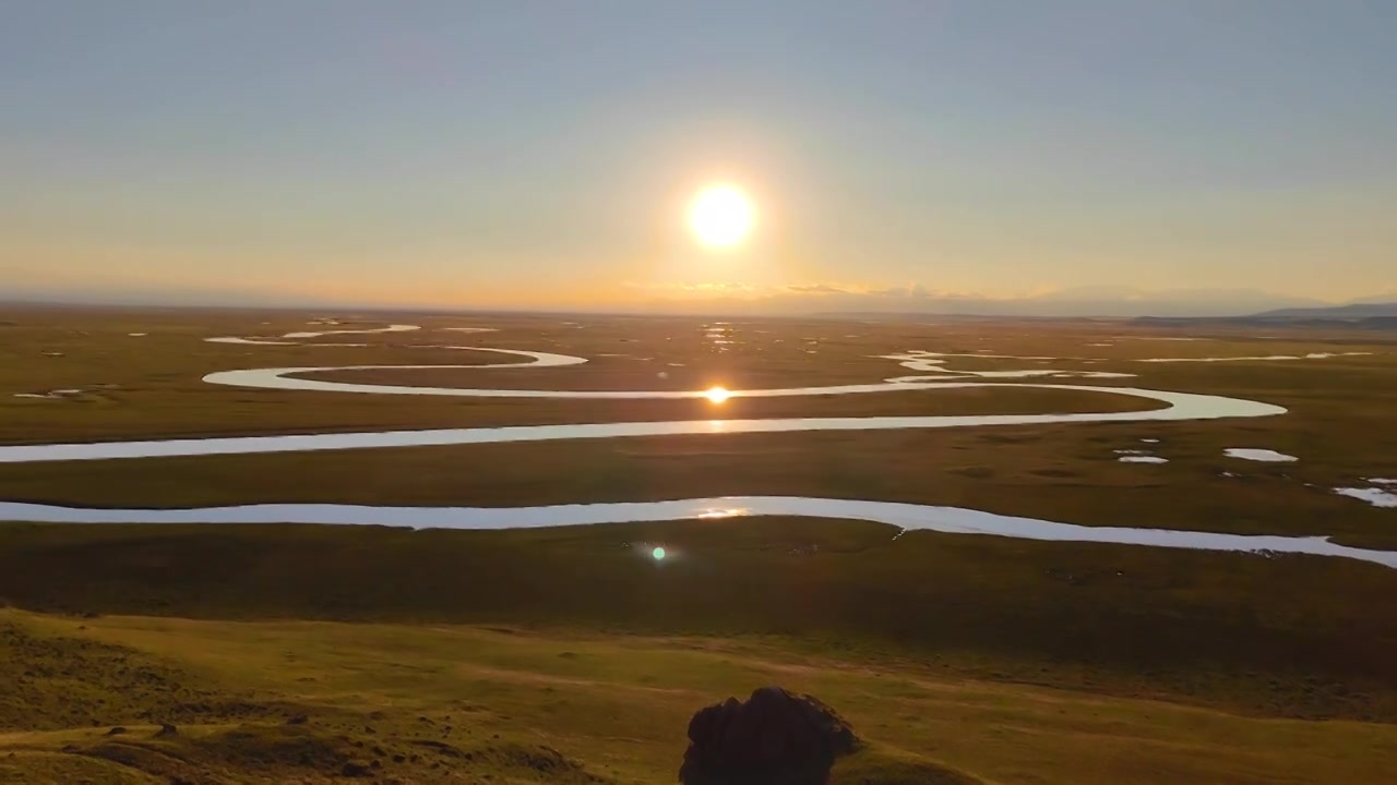 新疆巴音布鲁克日落夕阳九曲十八弯风光视频素材