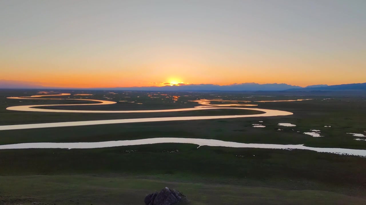 新疆巴音布鲁克日落夕阳九曲十八弯风光视频下载