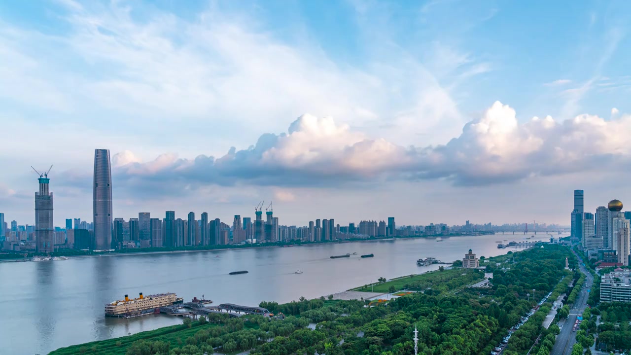 夏季武汉长江江滩棉花云翻涌轮船航运繁忙绿地中心城市天际线8K超清延时片段视频素材