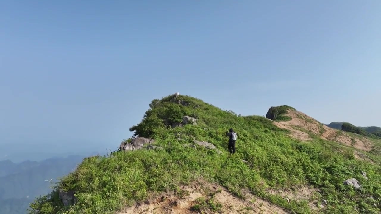 徒步登山旅行的年轻人视频素材