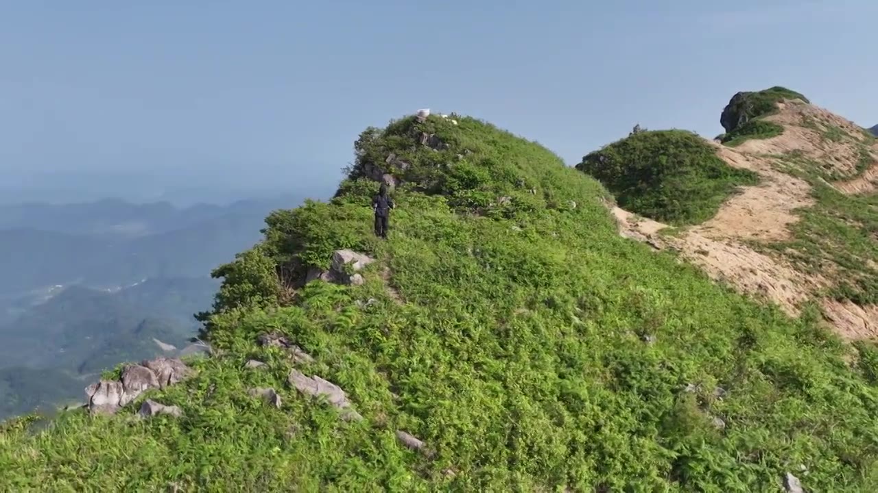 徒步登山旅行的年轻人视频下载