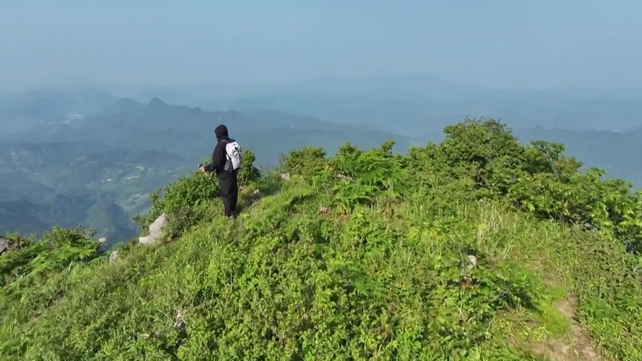 徒步登山旅行的年轻人视频素材