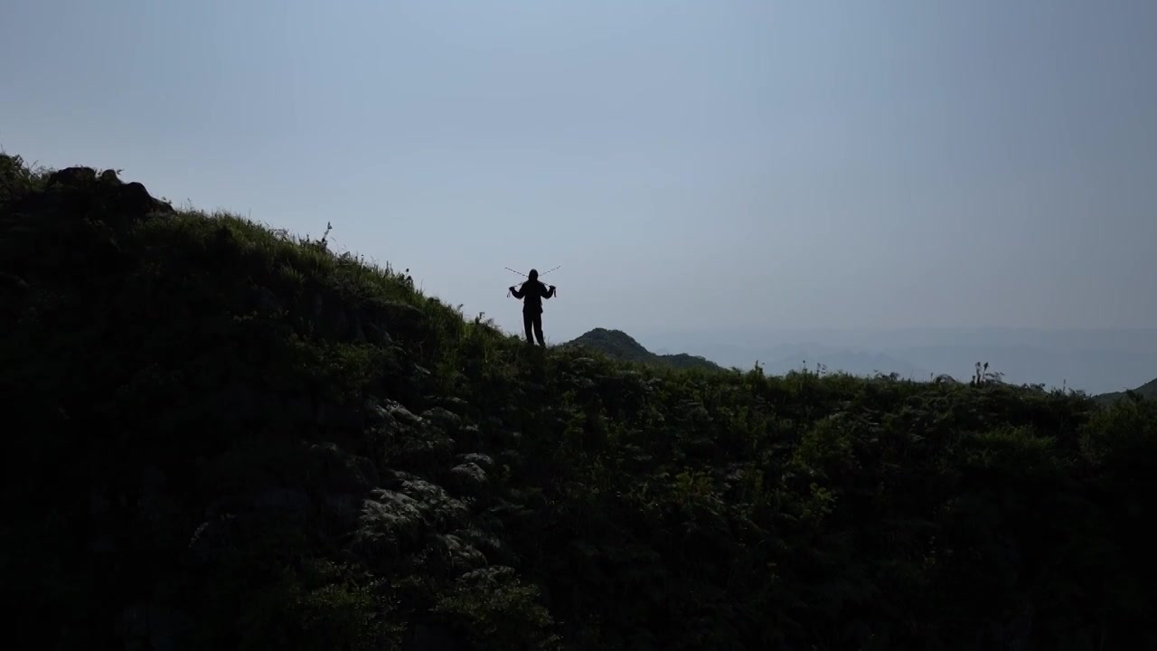 徒步登山旅行的年轻人视频下载